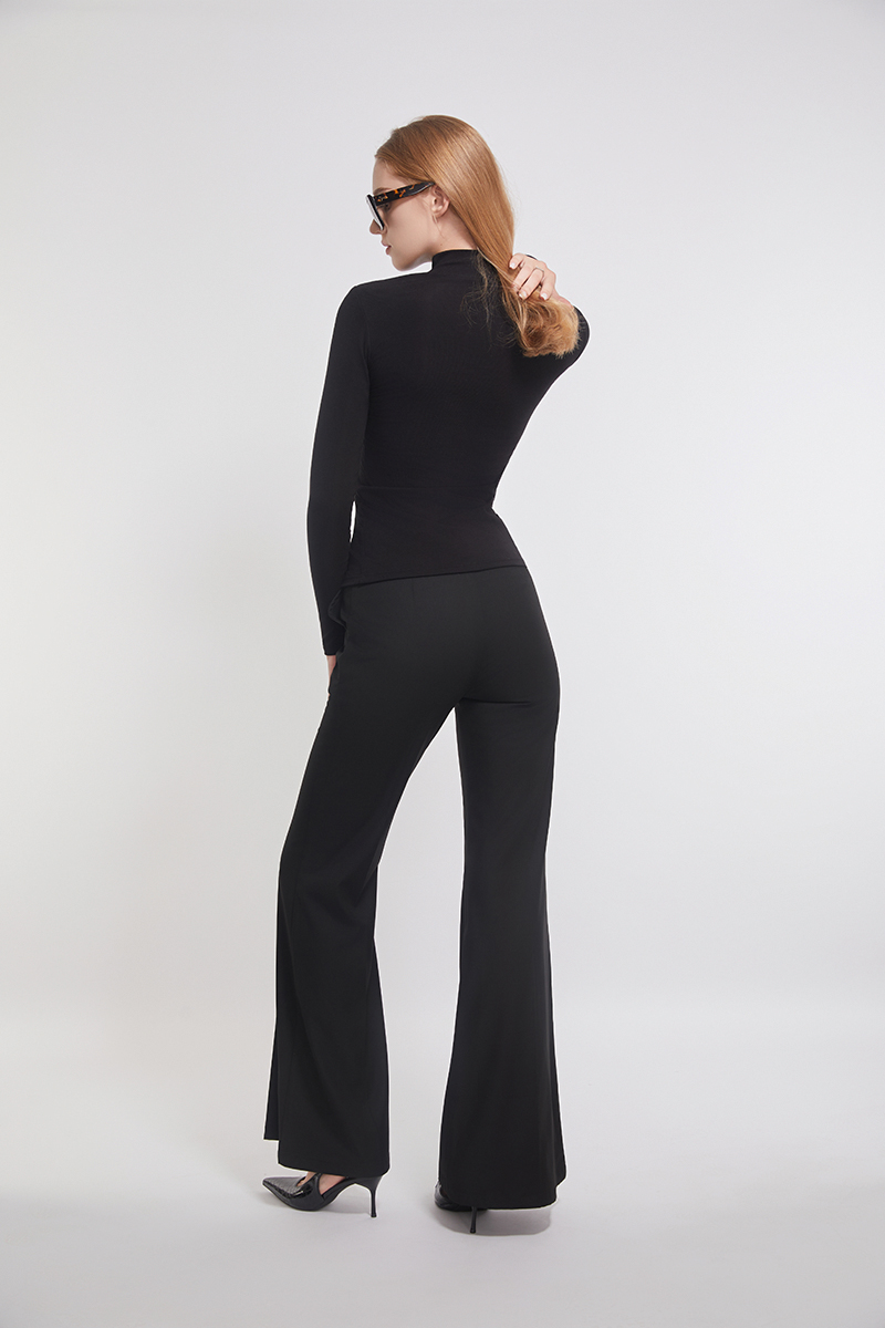 Model Stretched Turtle Neck Tee